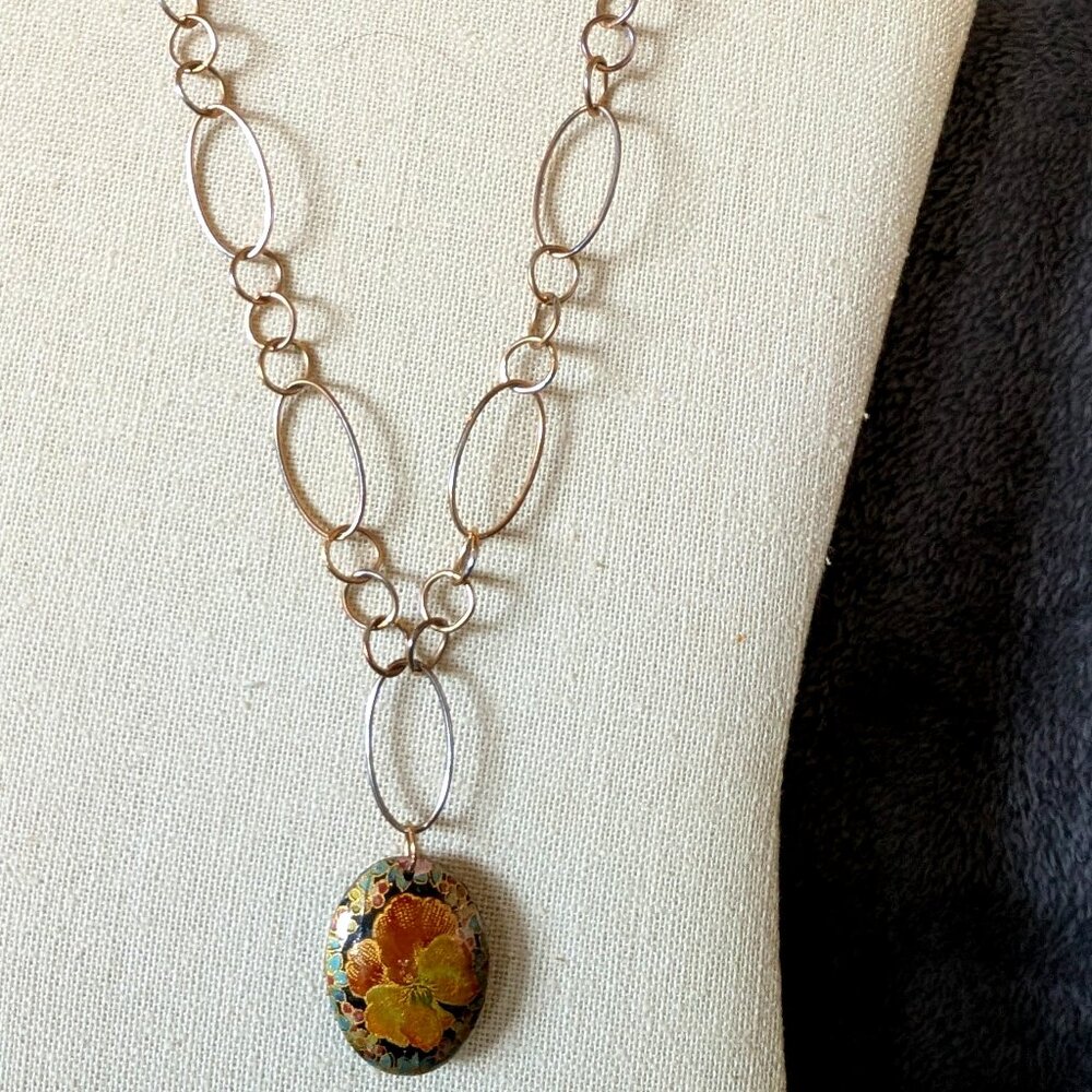 VINTAGE GOLD TONE CHUNKY CHAIN HAS ENAMELED HIBISCUS PENDANT #6